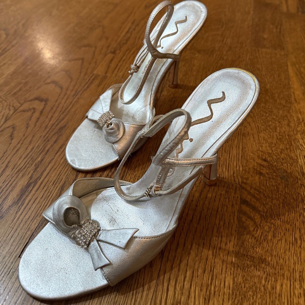 Silver Bow Heels with Diamond Accessory